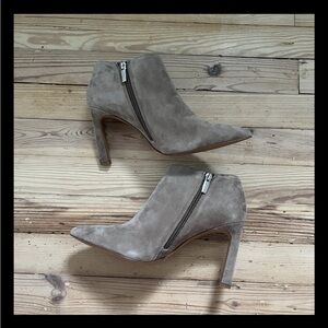 Vince Camuto Boots Womens 8.5M Gigietta Ankle‎ Bootie Beige Suede Pointed Heels